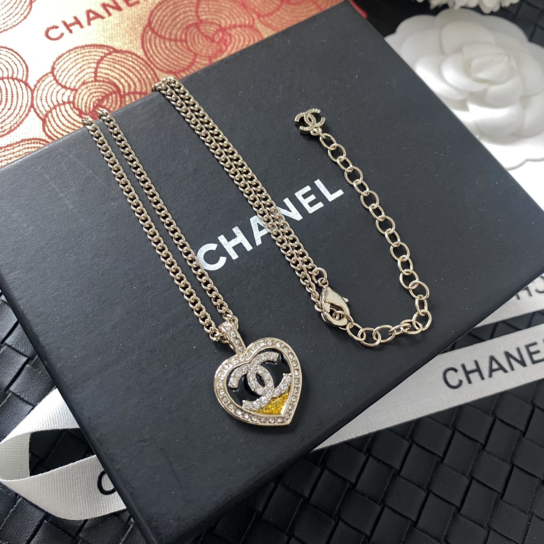 B963 Chanel enamel heart necklace