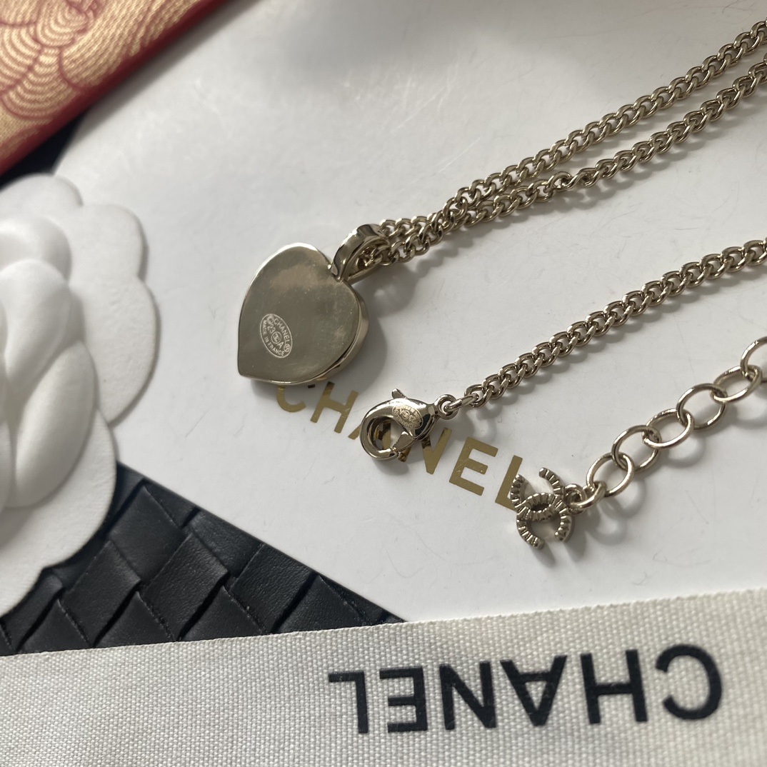 B963 Chanel enamel heart necklace