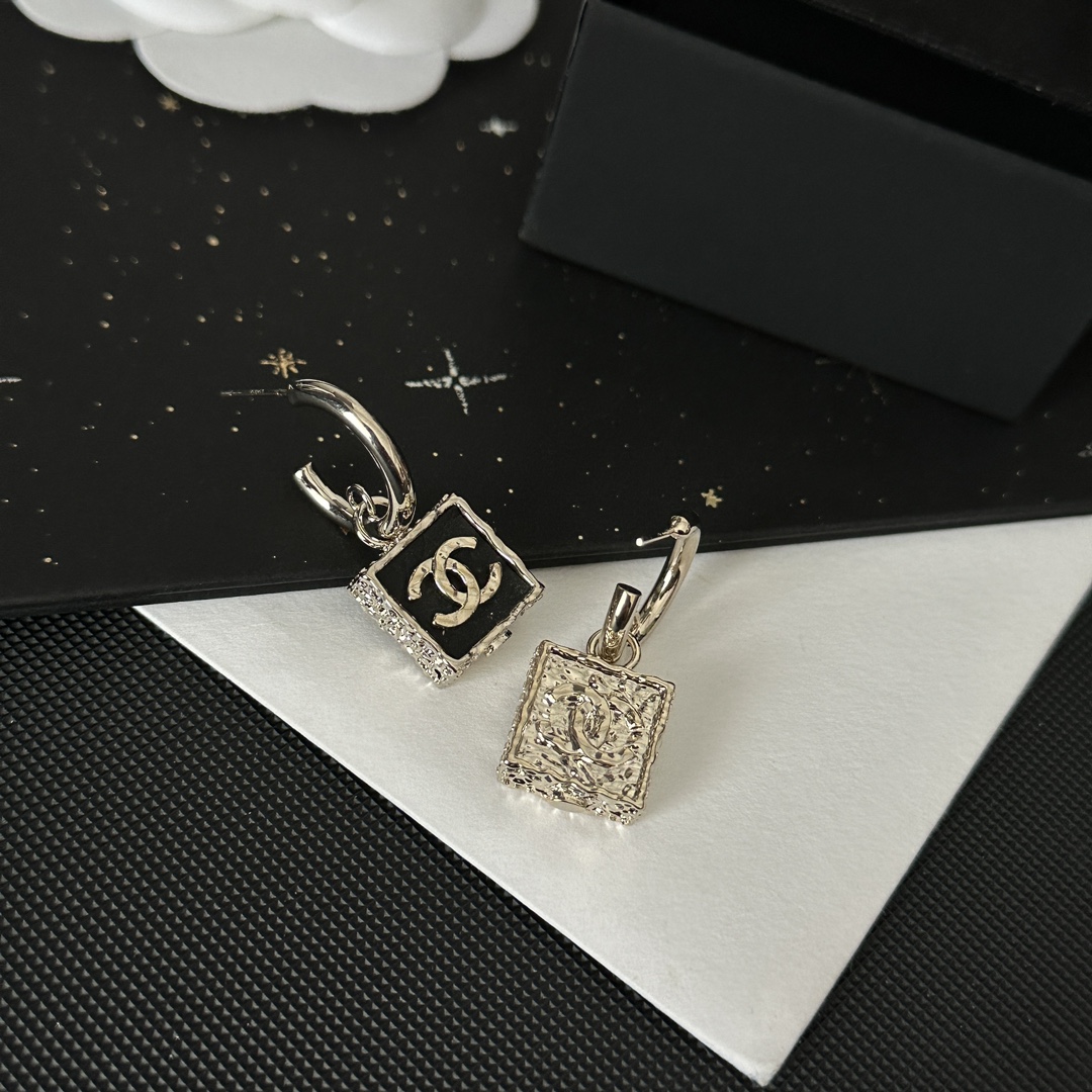 A1212 Chanel earrings