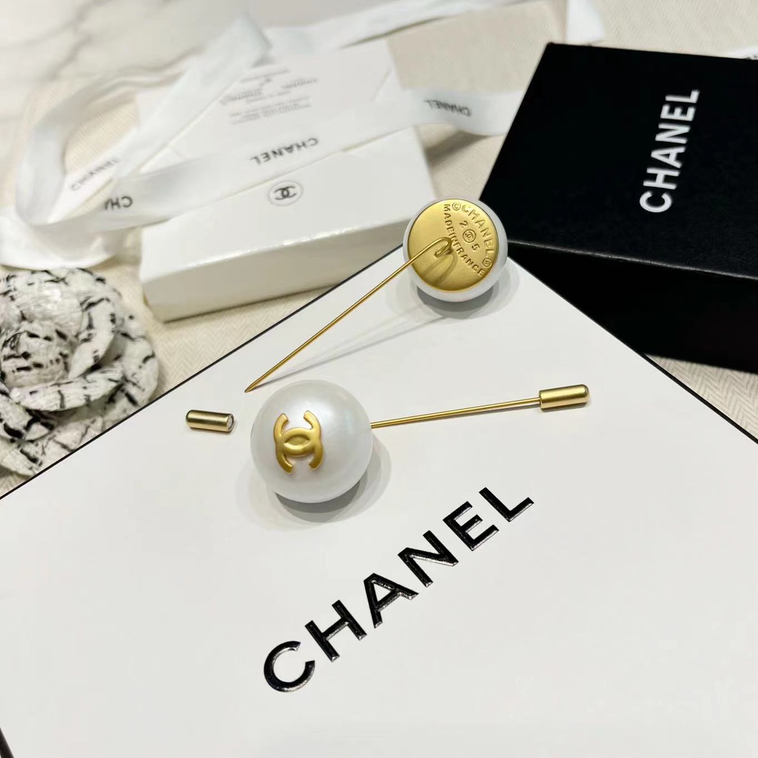 C095 Chanel brooch