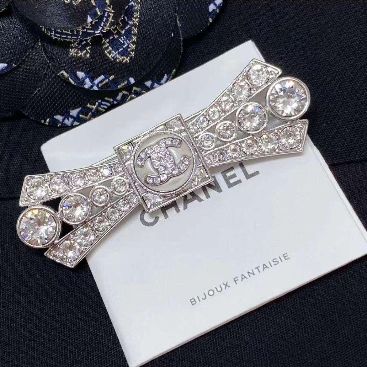C128 Chanel brooch