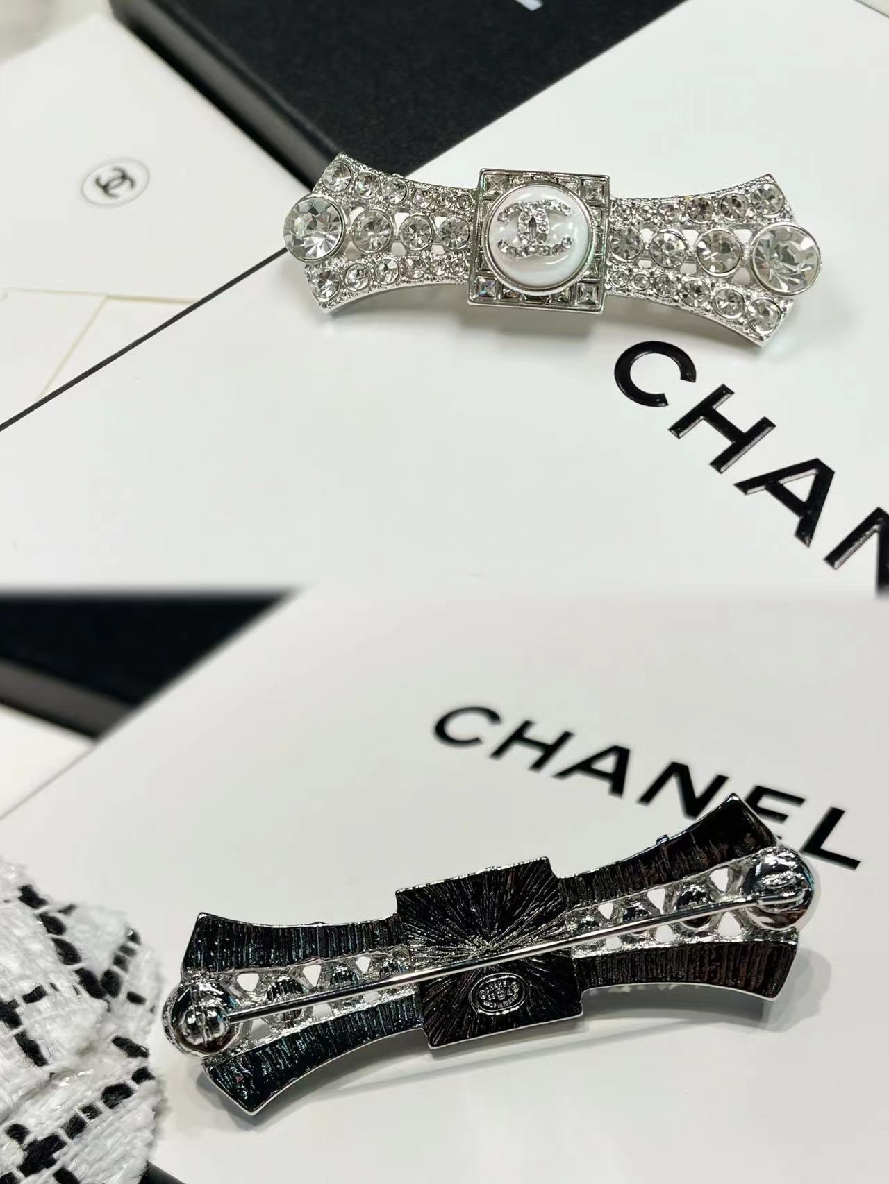 C128 Chanel brooch