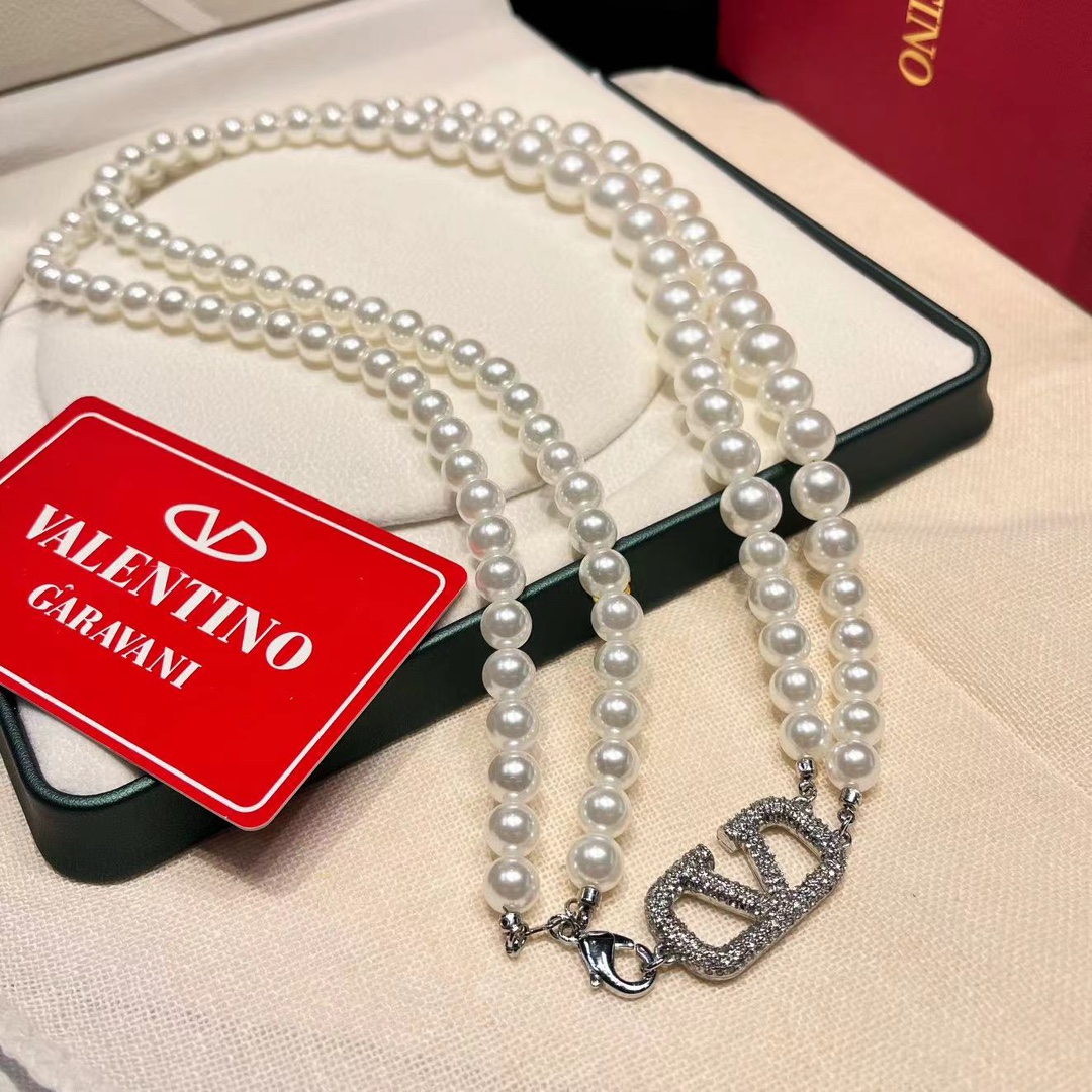 B991 Valentino pearls necklace