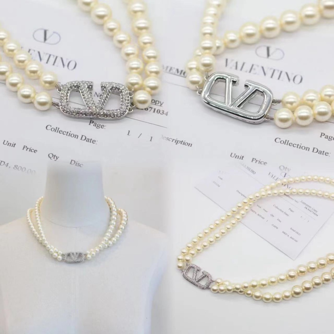 B991 Valentino pearls necklace