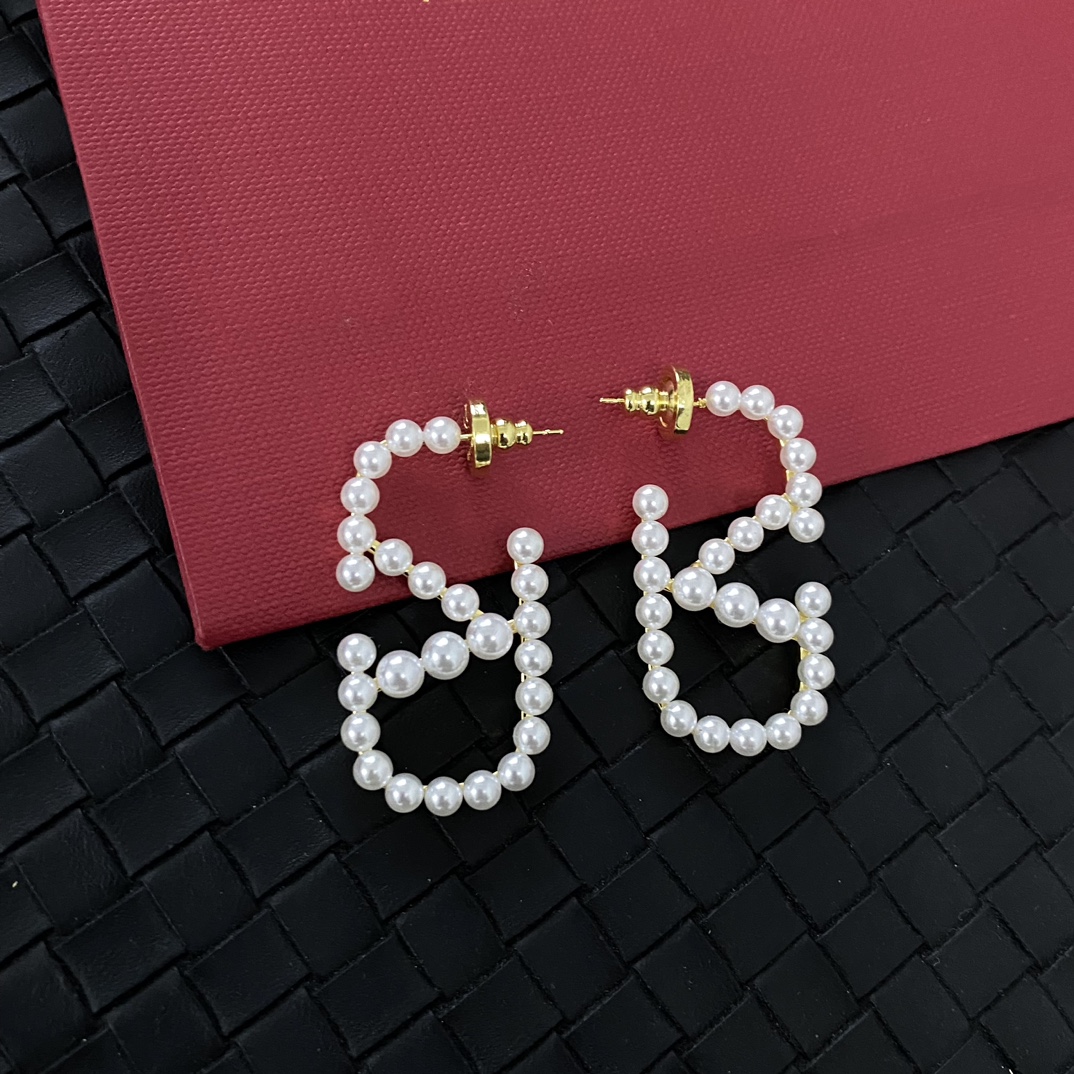 A156 Valentino pearls earrings