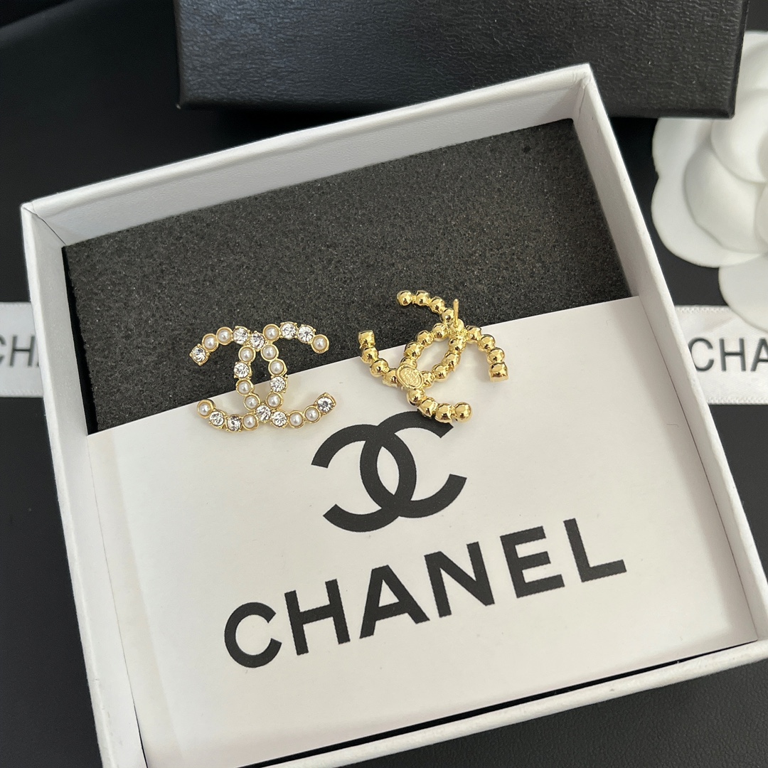 A975  Chanel earrings CC
