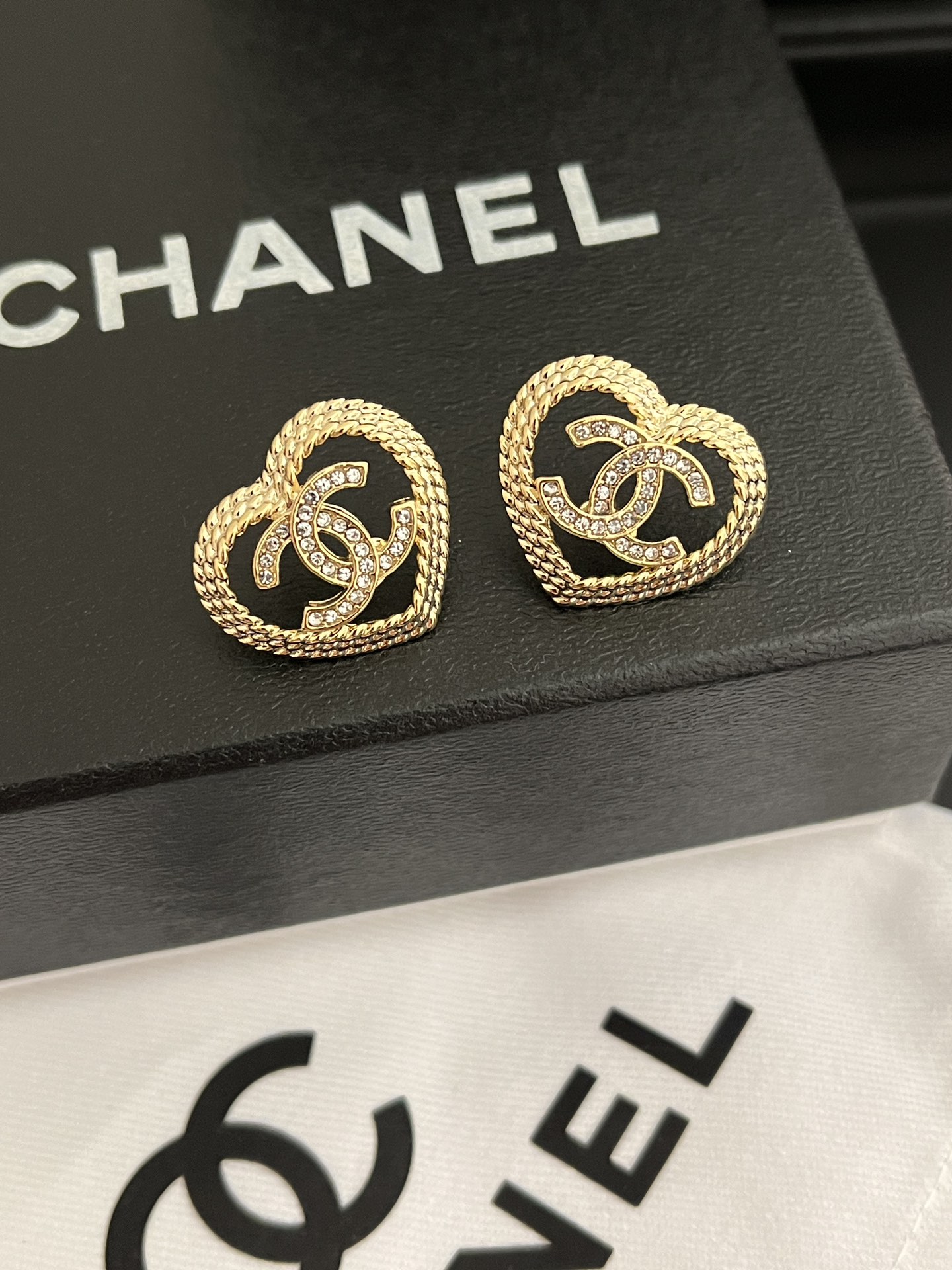 A976 Chanel hollow heart earrings