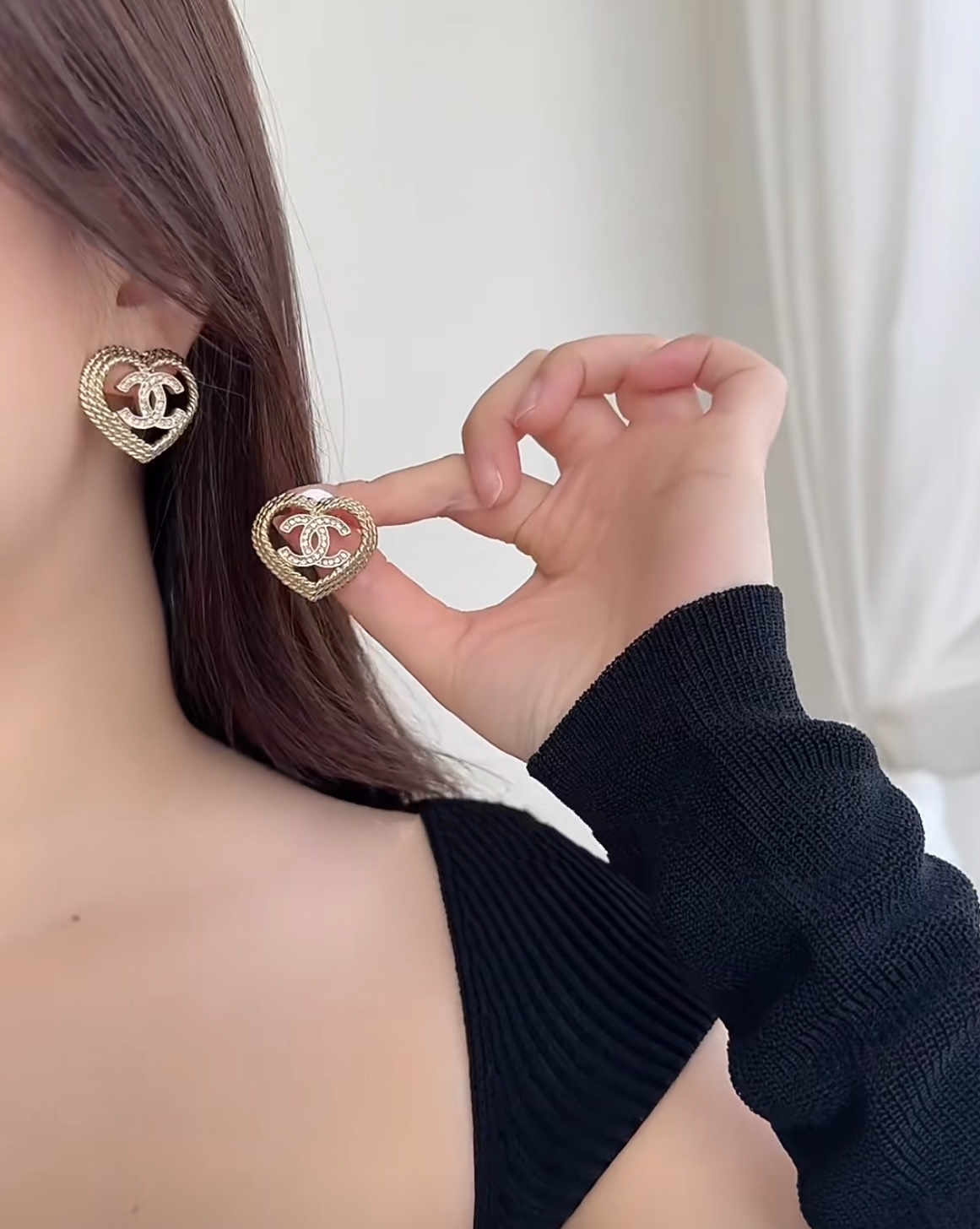 A976 Chanel hollow heart earrings