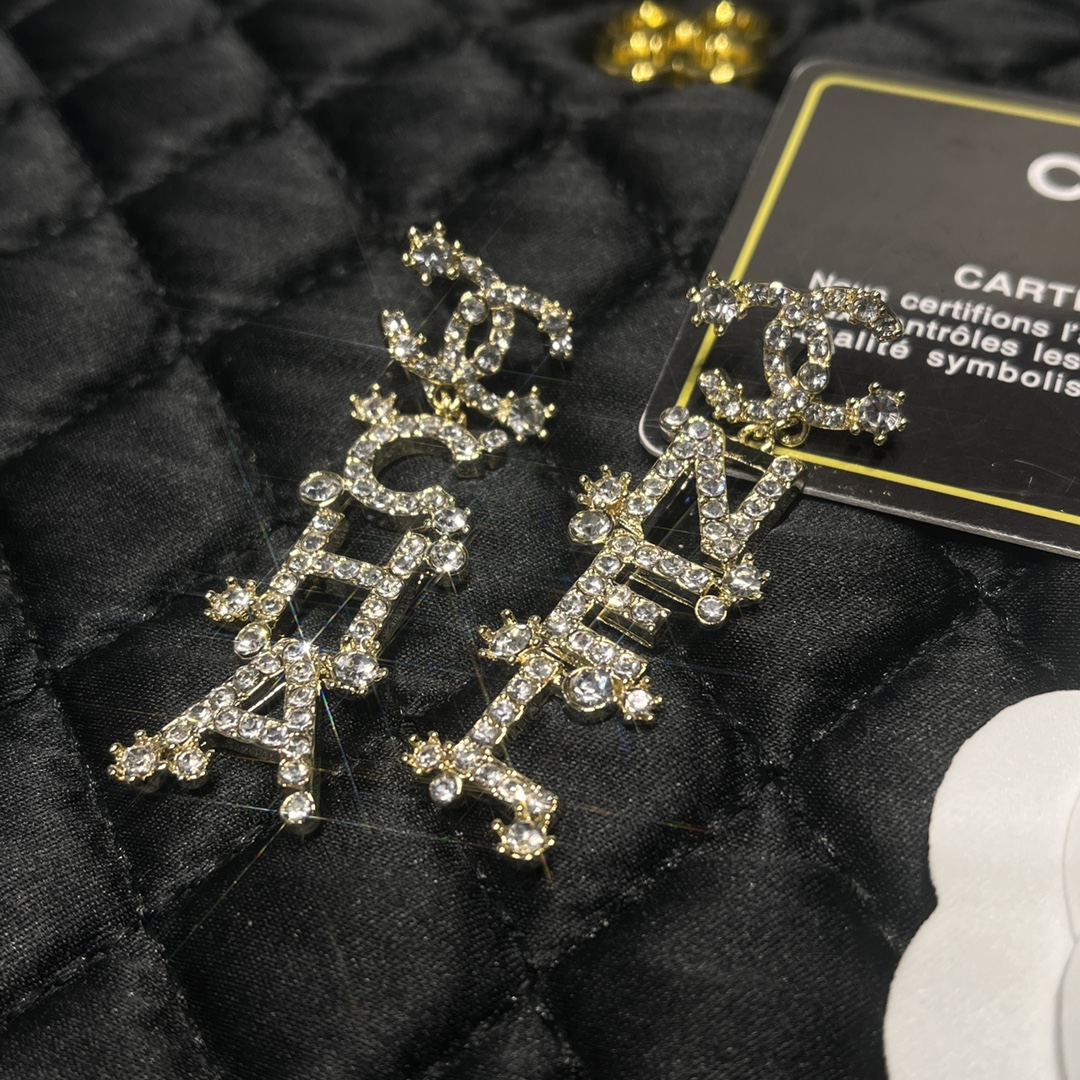A852  Chanel earrings