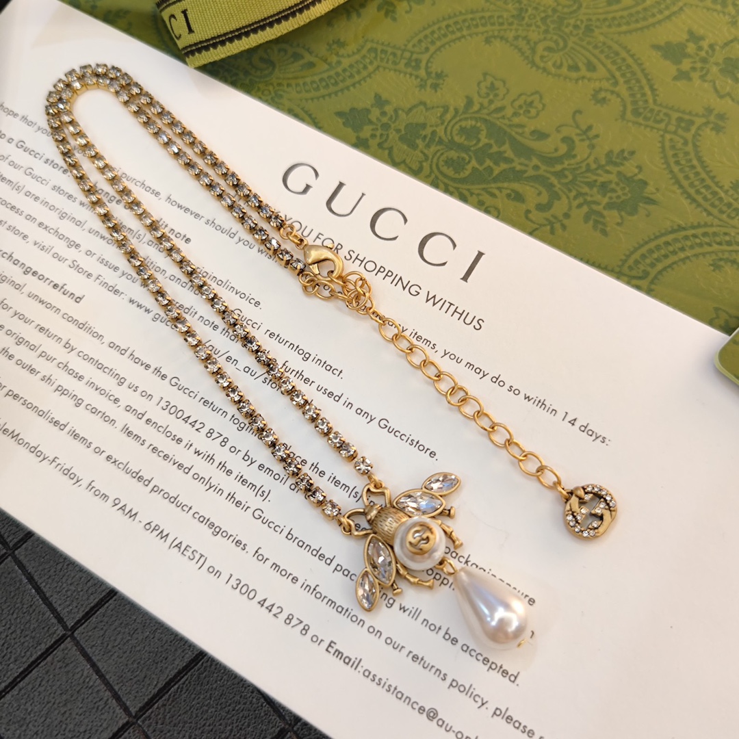 B940 Gucci GG bee necklace