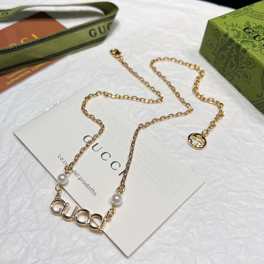 B146 Gucci pearls necklace