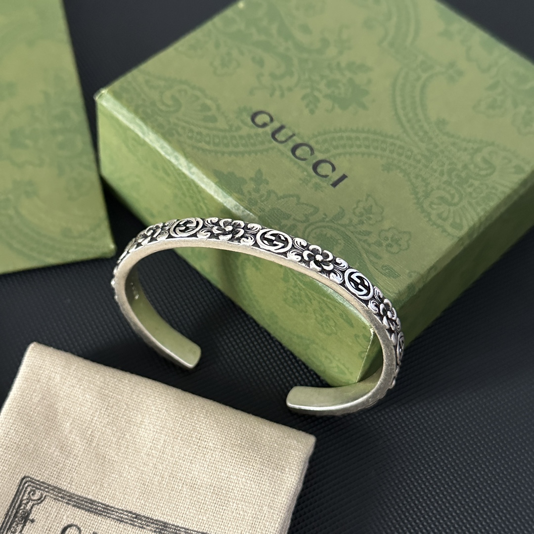 B704  Gucci GG silver Bracelet