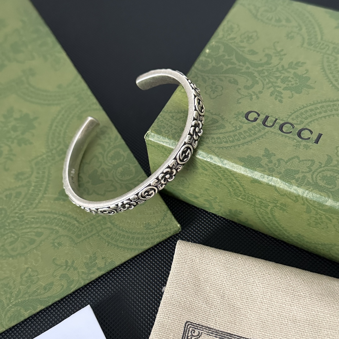 B704  Gucci GG silver Bracelet