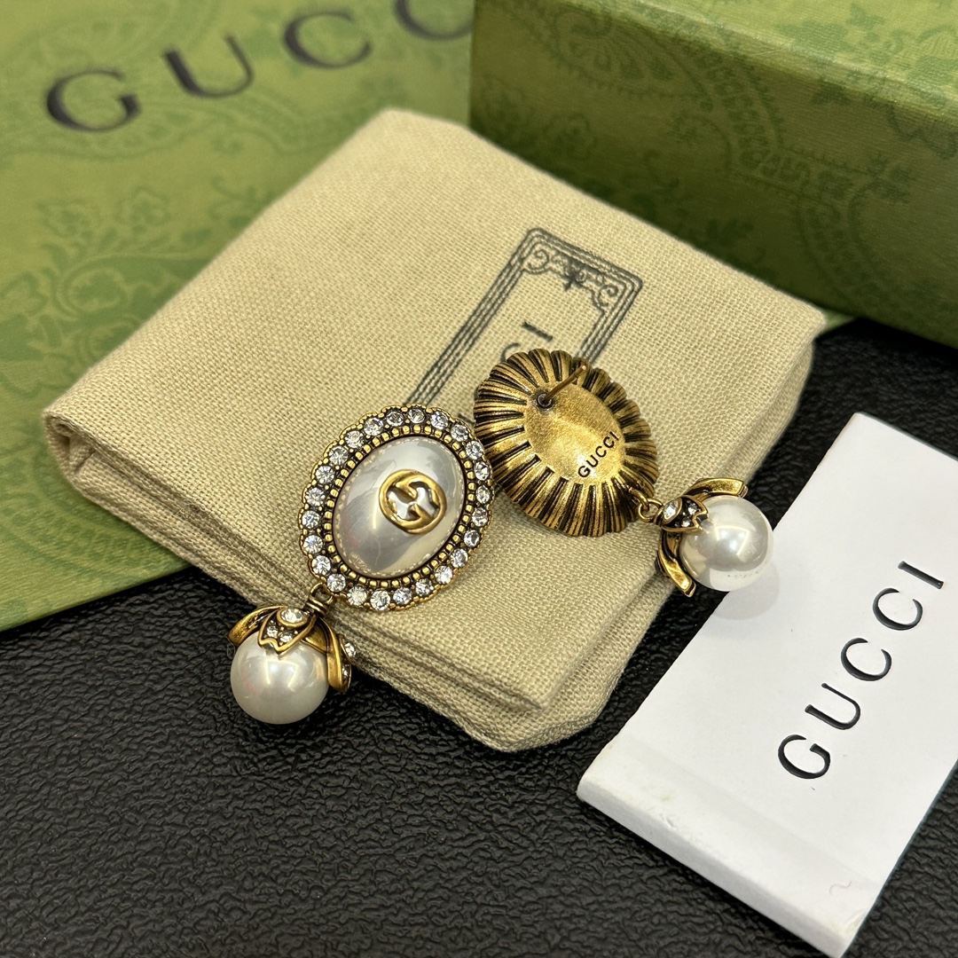 A831 Gucci pearls earrings