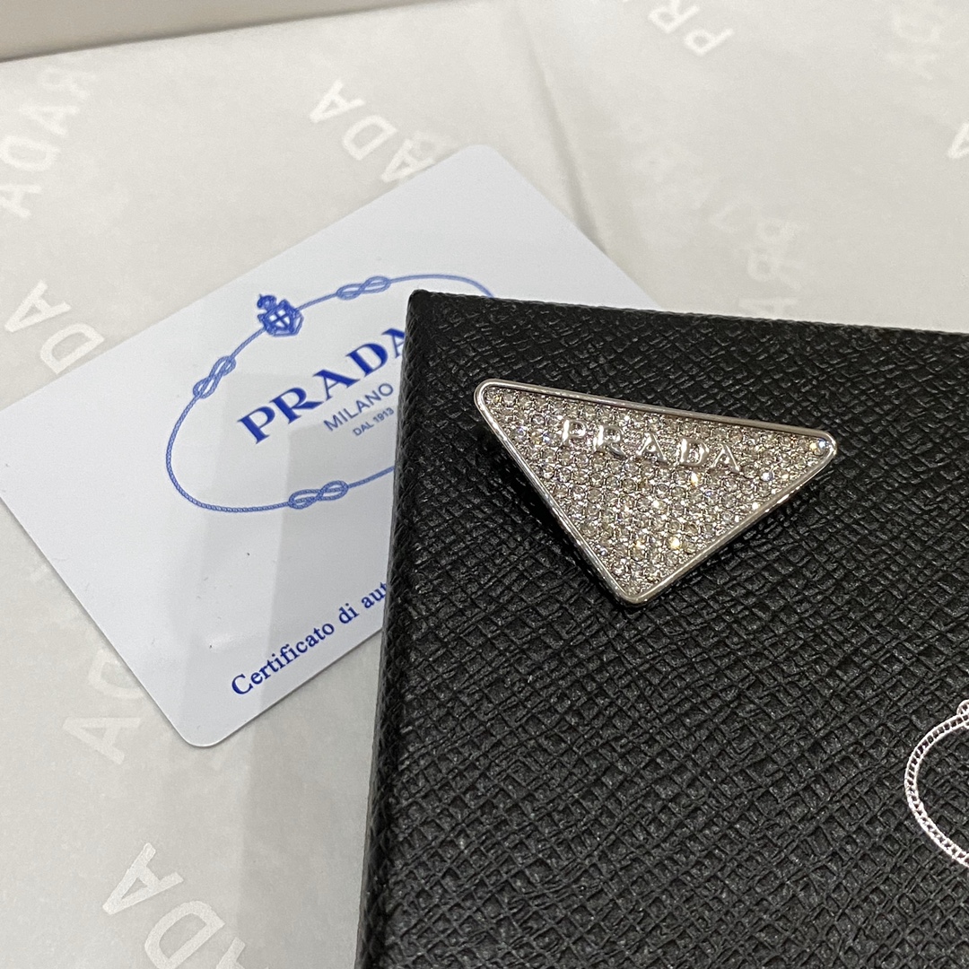 C113 PRADA Triangel Brooch