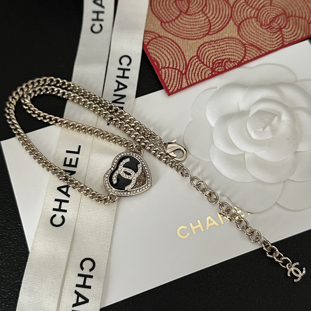 B407 Chanel heart necklace