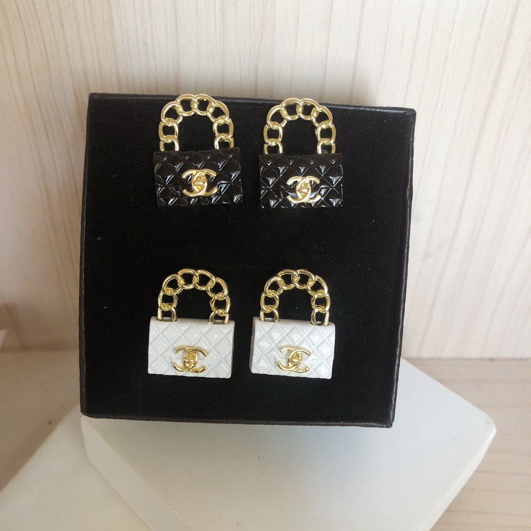 Chanel earrings 114108