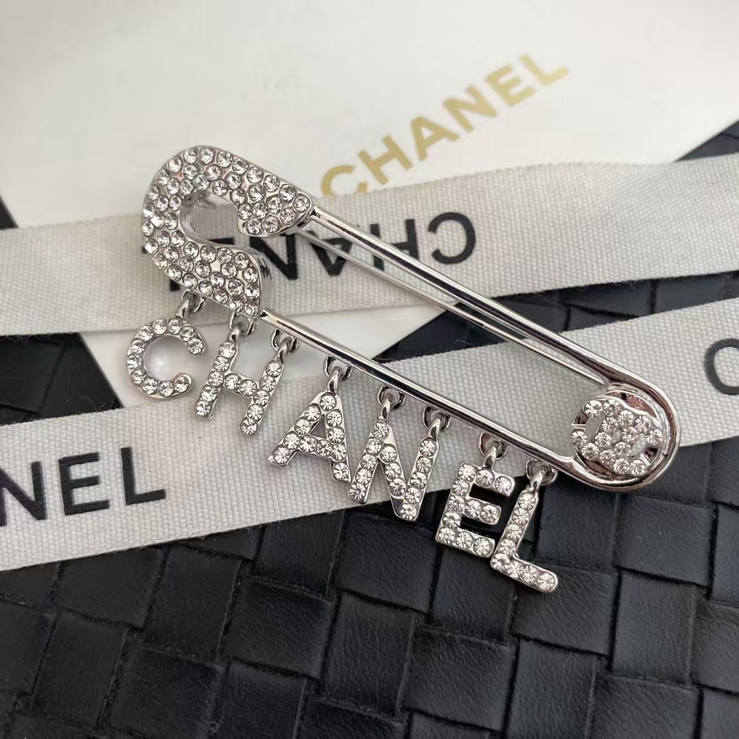 C353 Chanel brooch