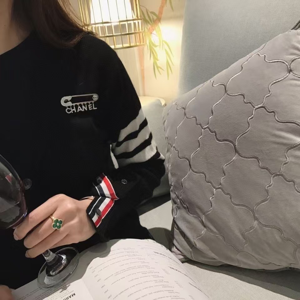 C353 Chanel brooch