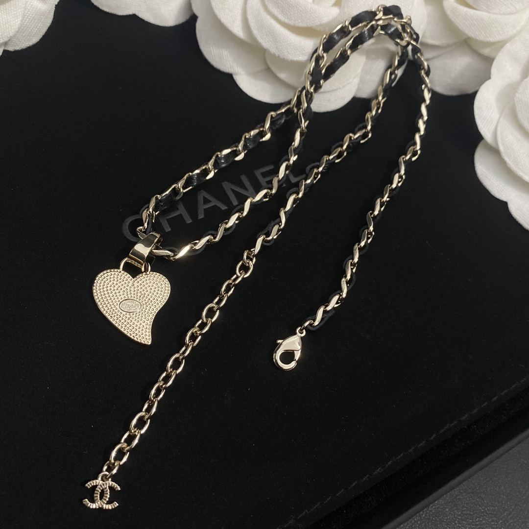 B977 Chanel heart lambskin necklace