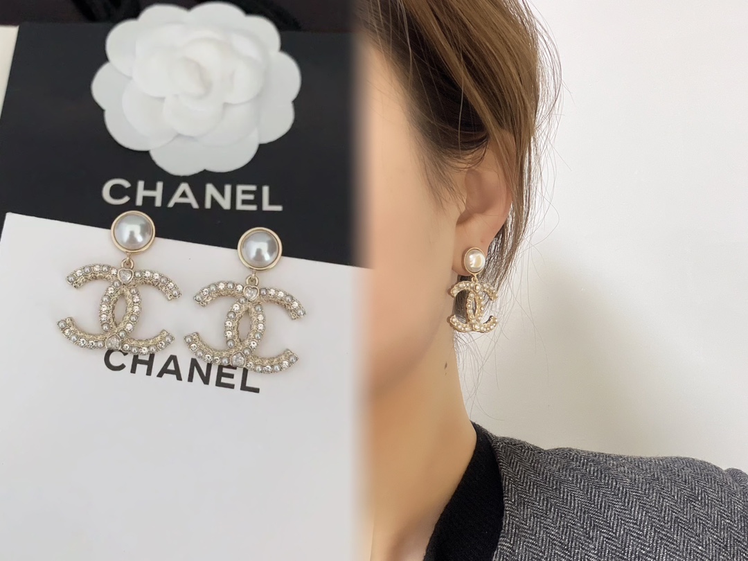 A1628 Chanel cc earrings
