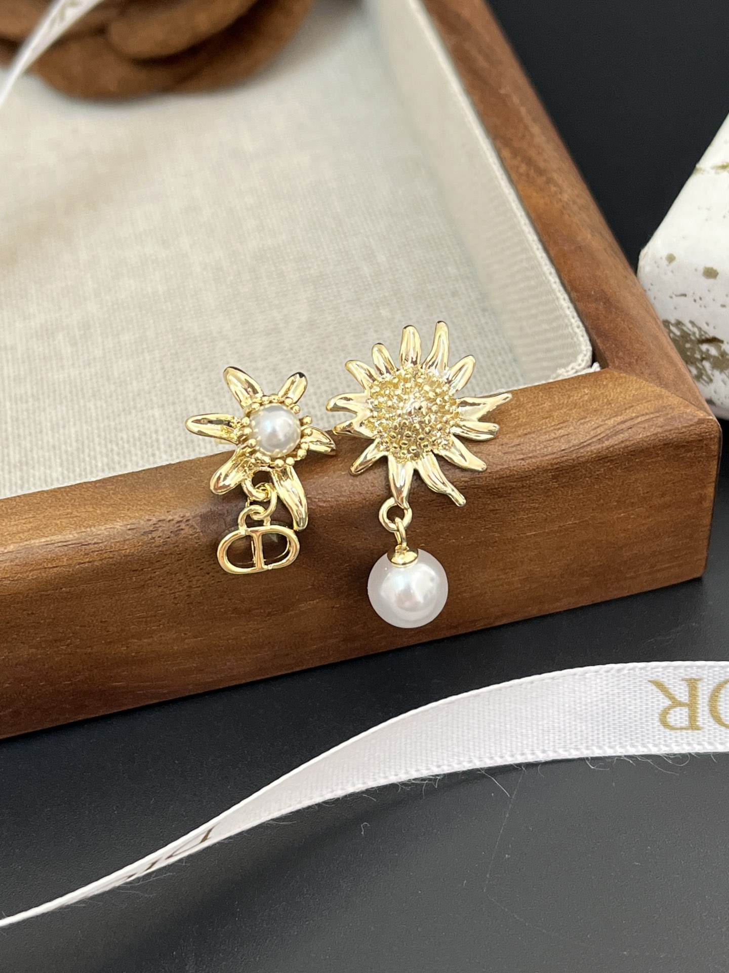 A1080 Dior Chardons earrings