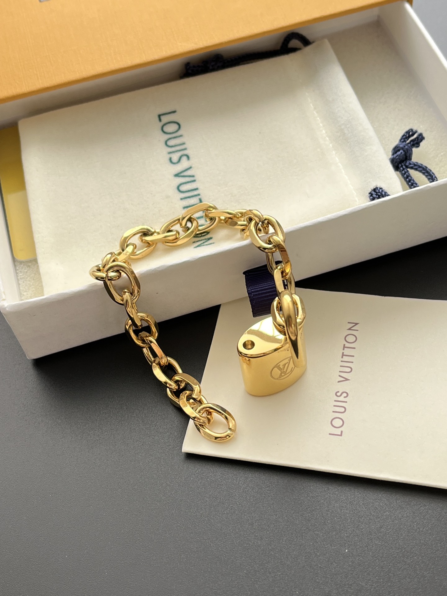 L182 LV Lock bracelet