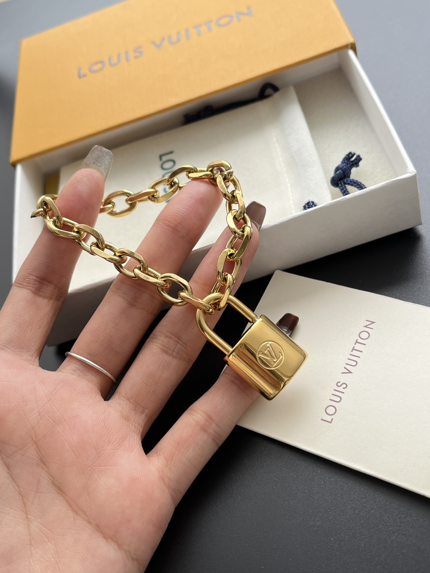 L182 LV Lock bracelet