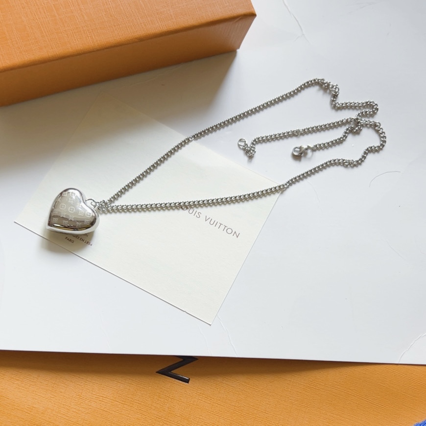 LV Heart necklace 116116