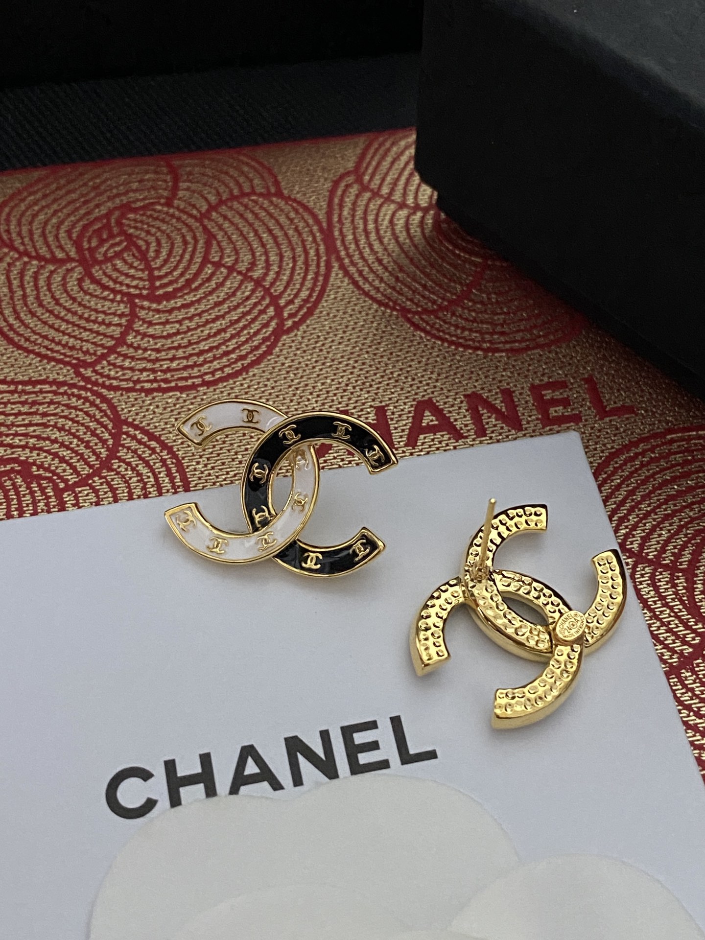 A1346 Chanel CC earrings