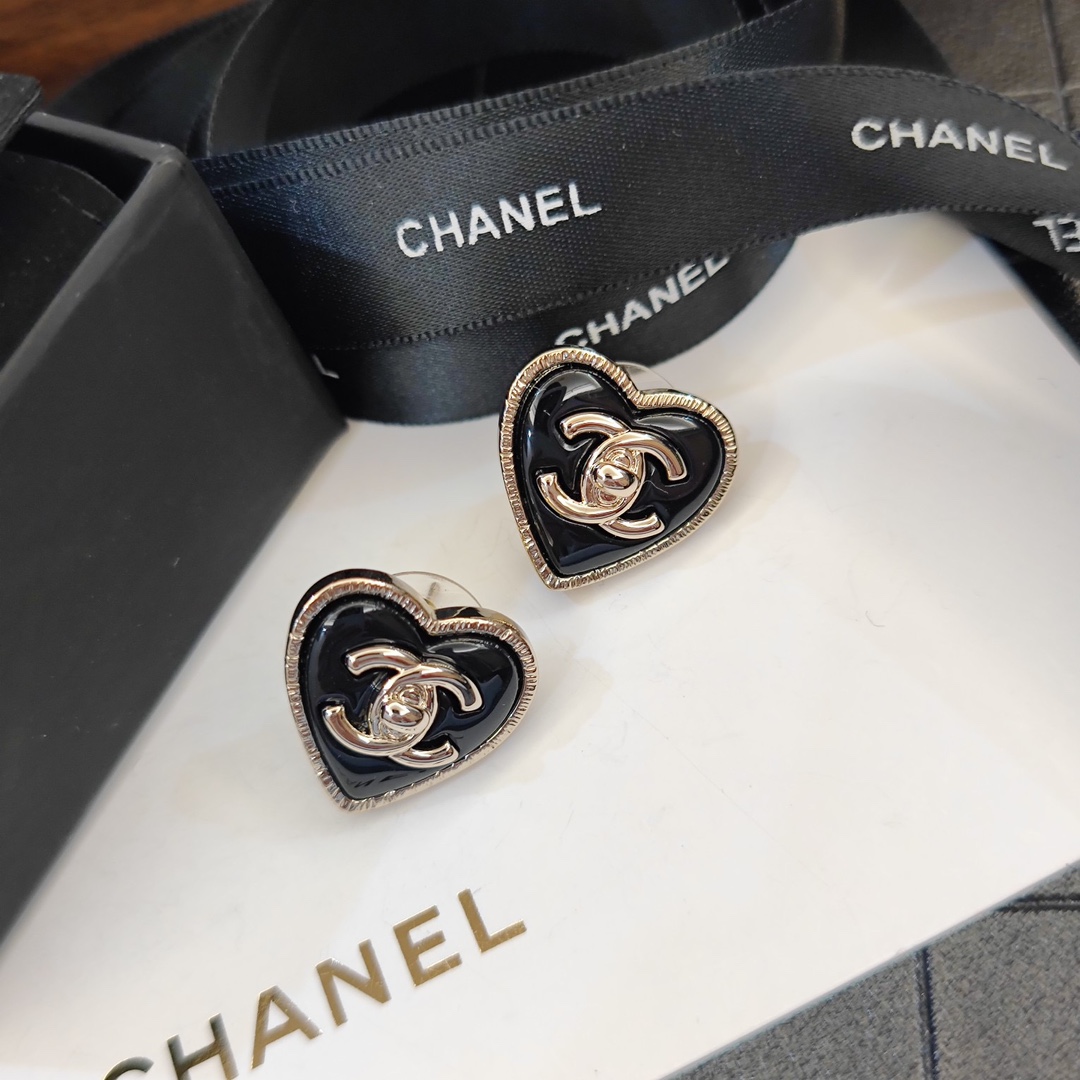 E027 Chanel sweet heart earrings