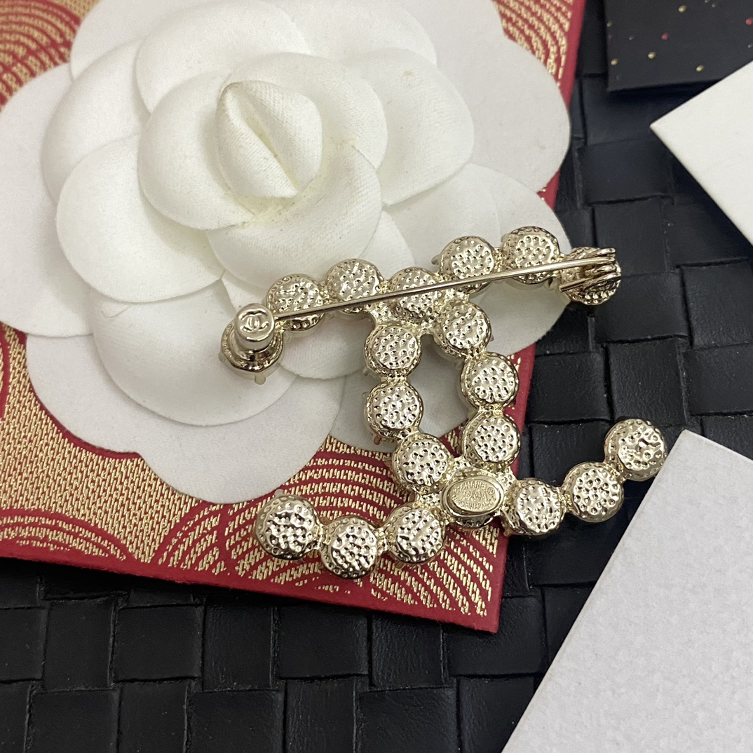 C334 Chanel cc brooch