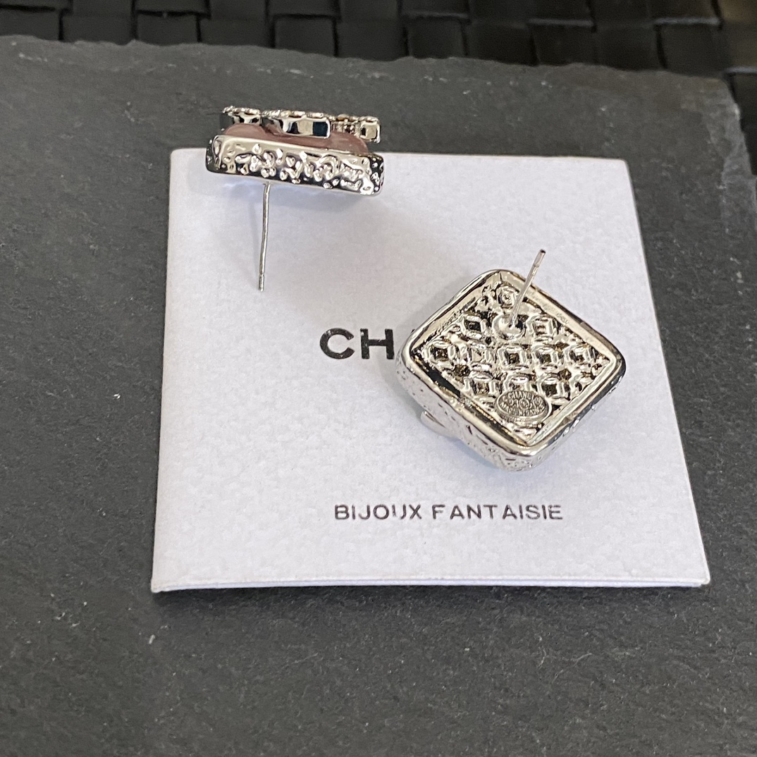 E010 Chanel earrings