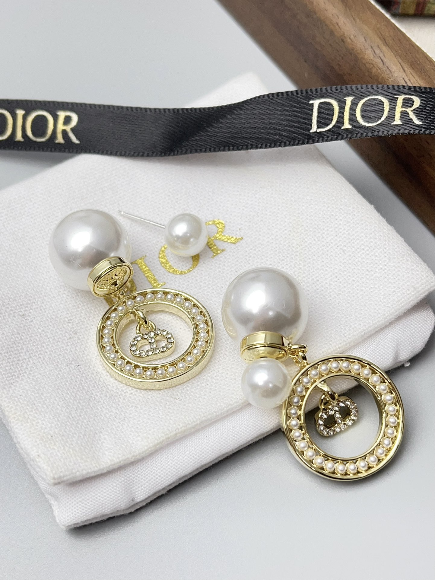A1098 Dior pearls earrings