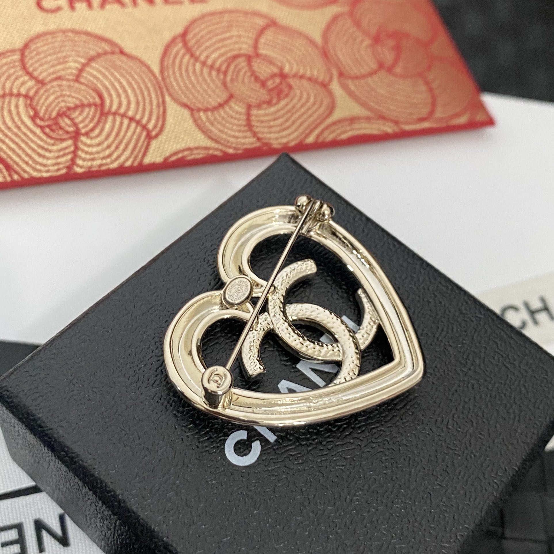 C045 Chanel brooch