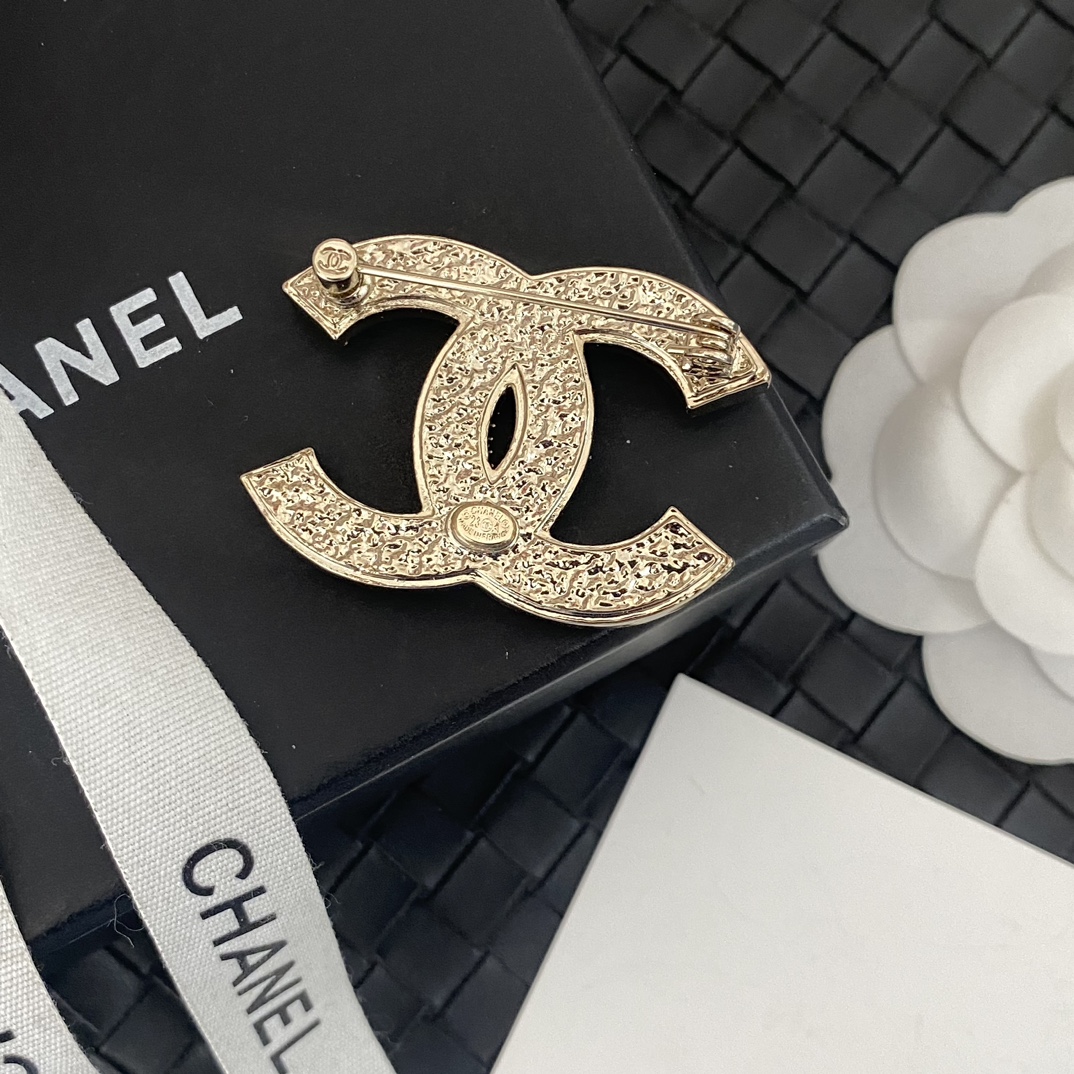 C417 Chanel CC brooch