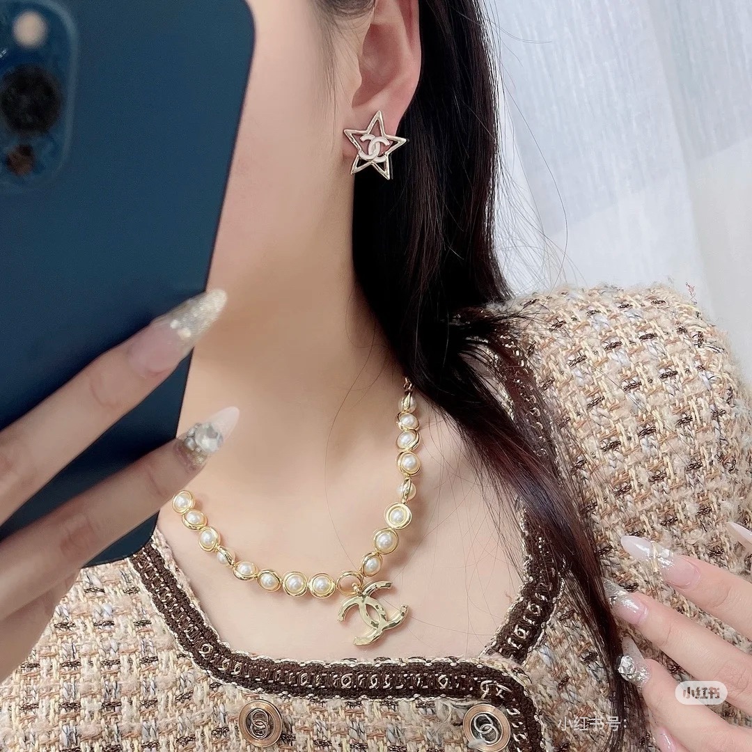 A1107 Chanel hollow star earrings