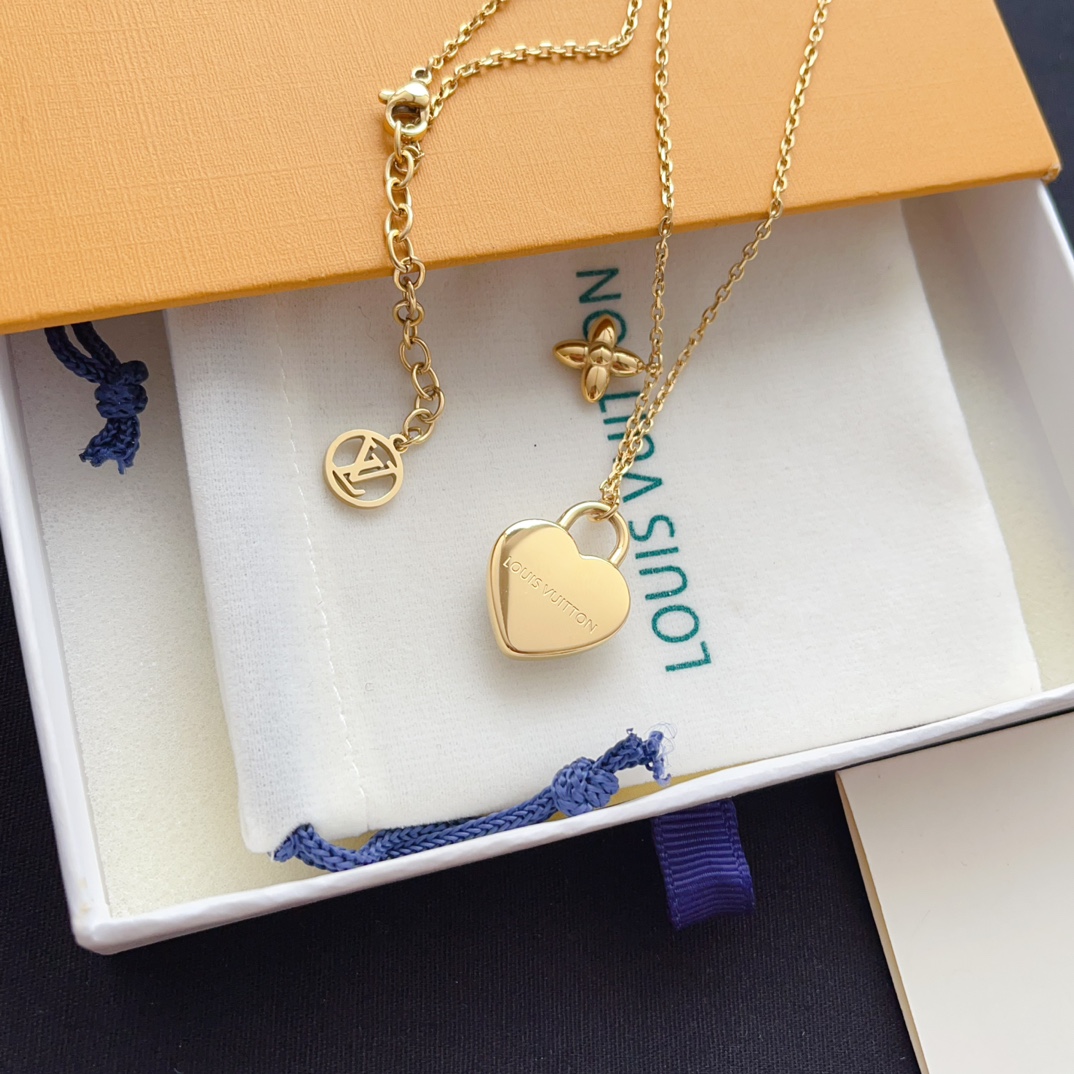 X664 LV Heart necklace