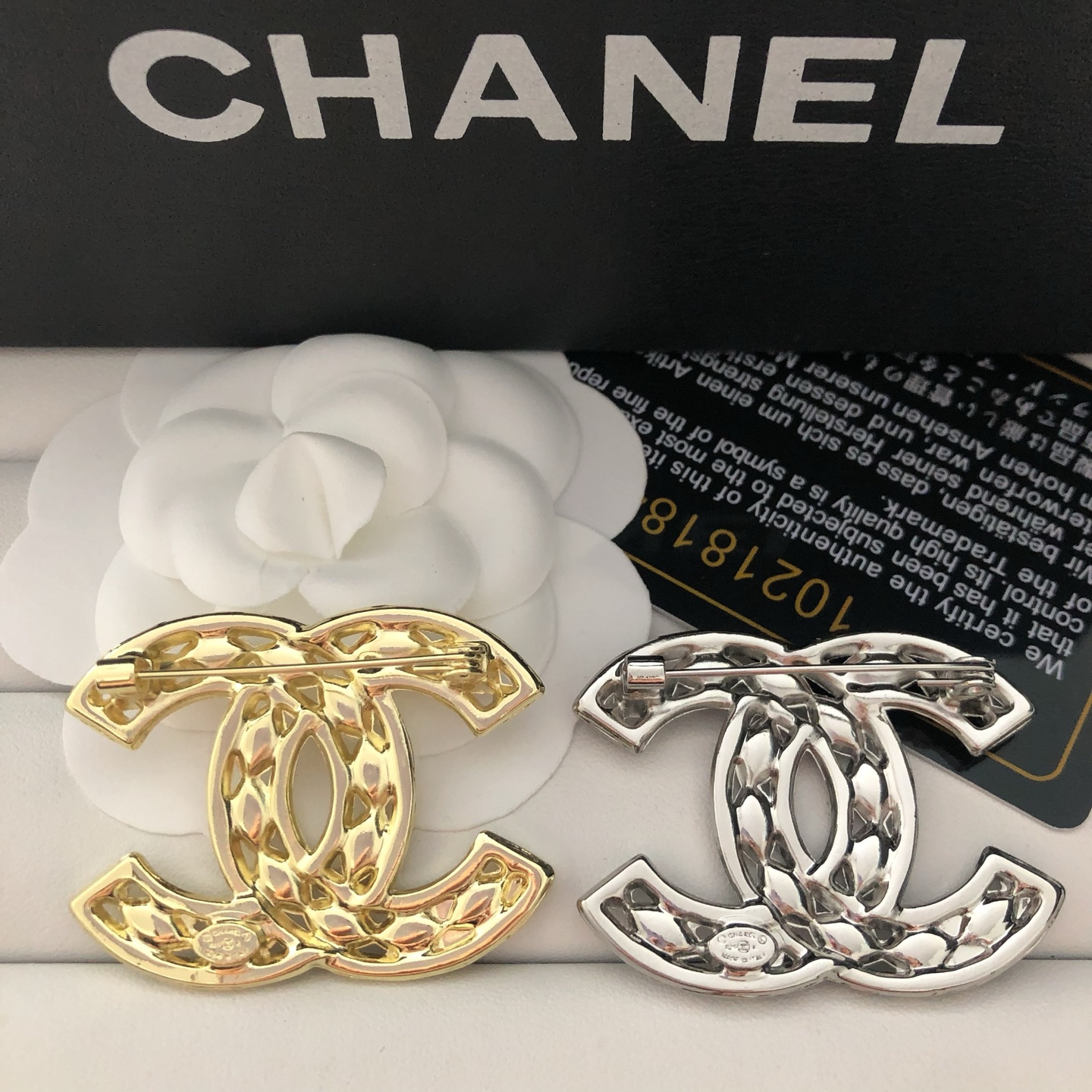 Chanel CC brooch 116344