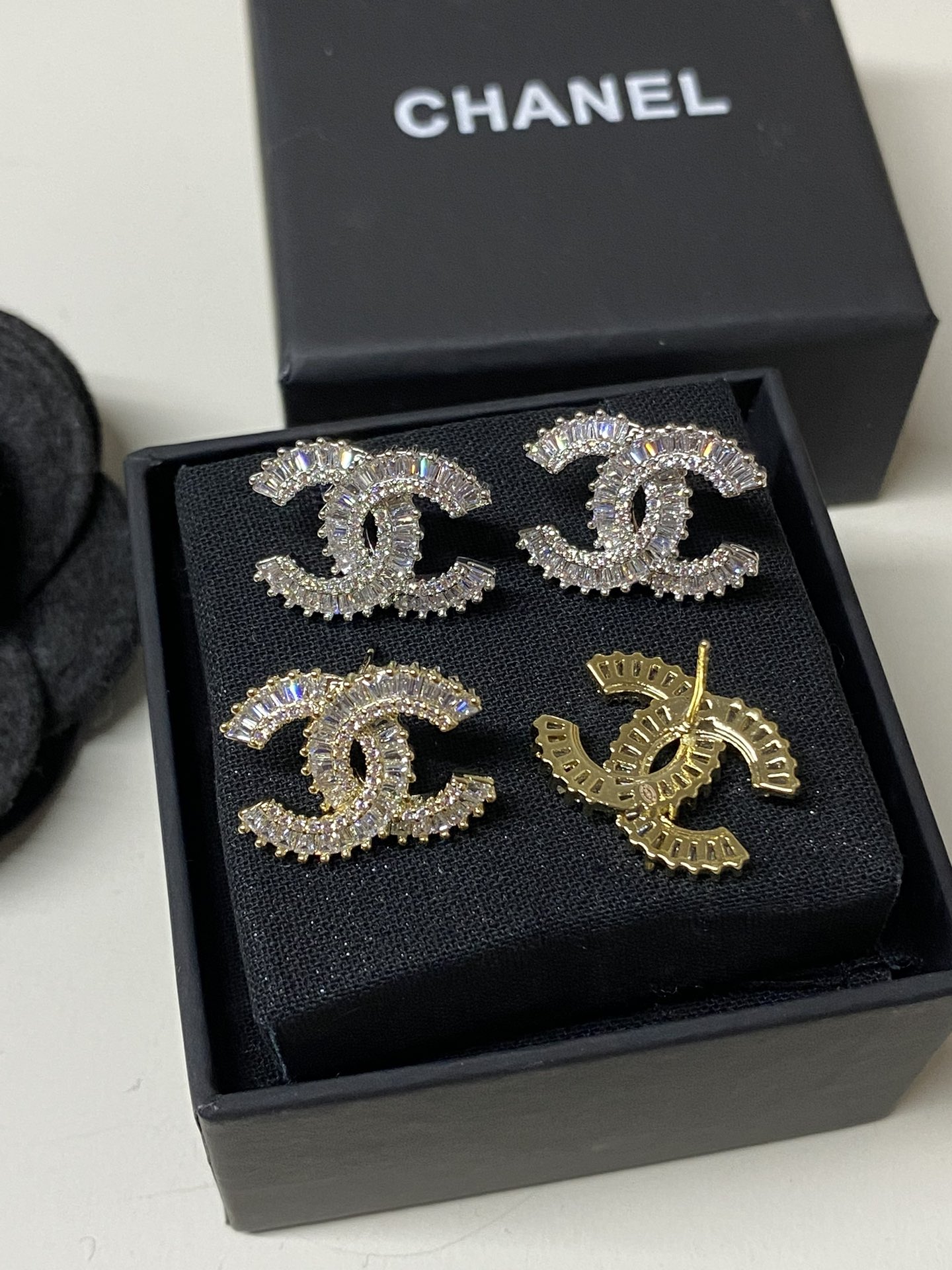 A1139 Chanel CC earrings