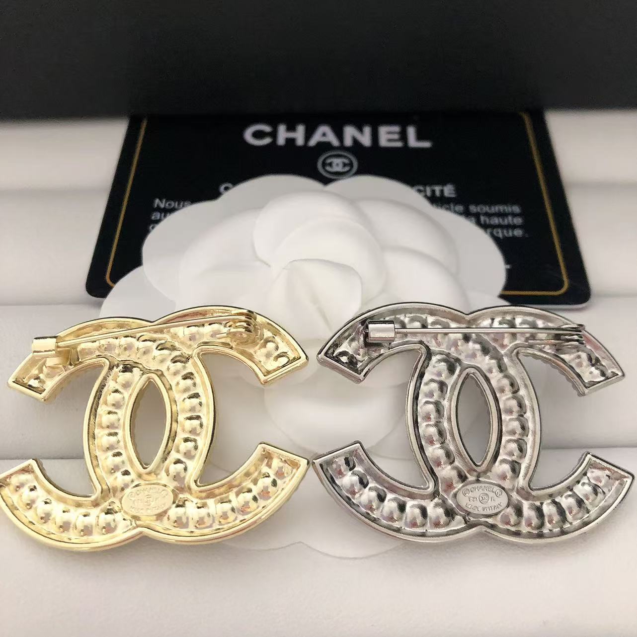 Chanel pearls CC brooch 116397