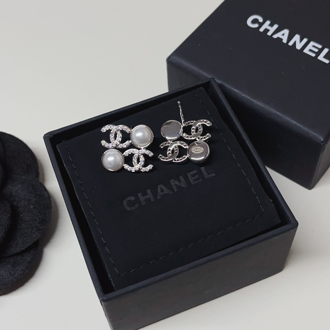 A1146 Chanel earrings