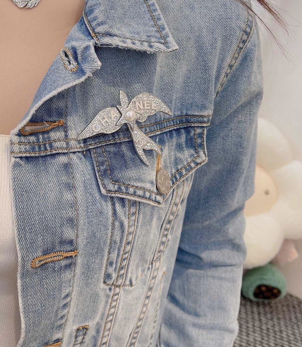 D183 Chane Crystal Bird brooch