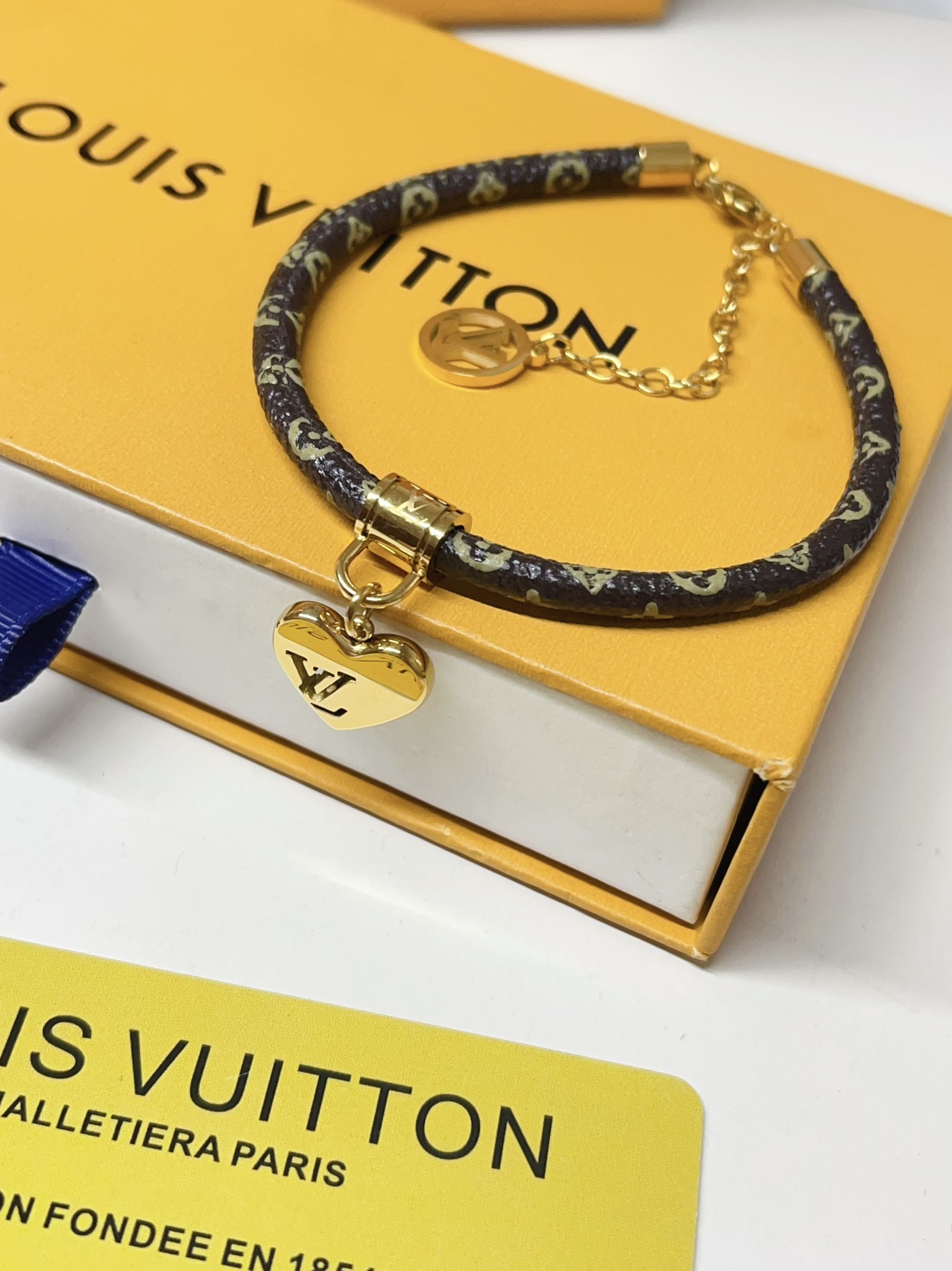 S447 LV heart Leather bracelet
