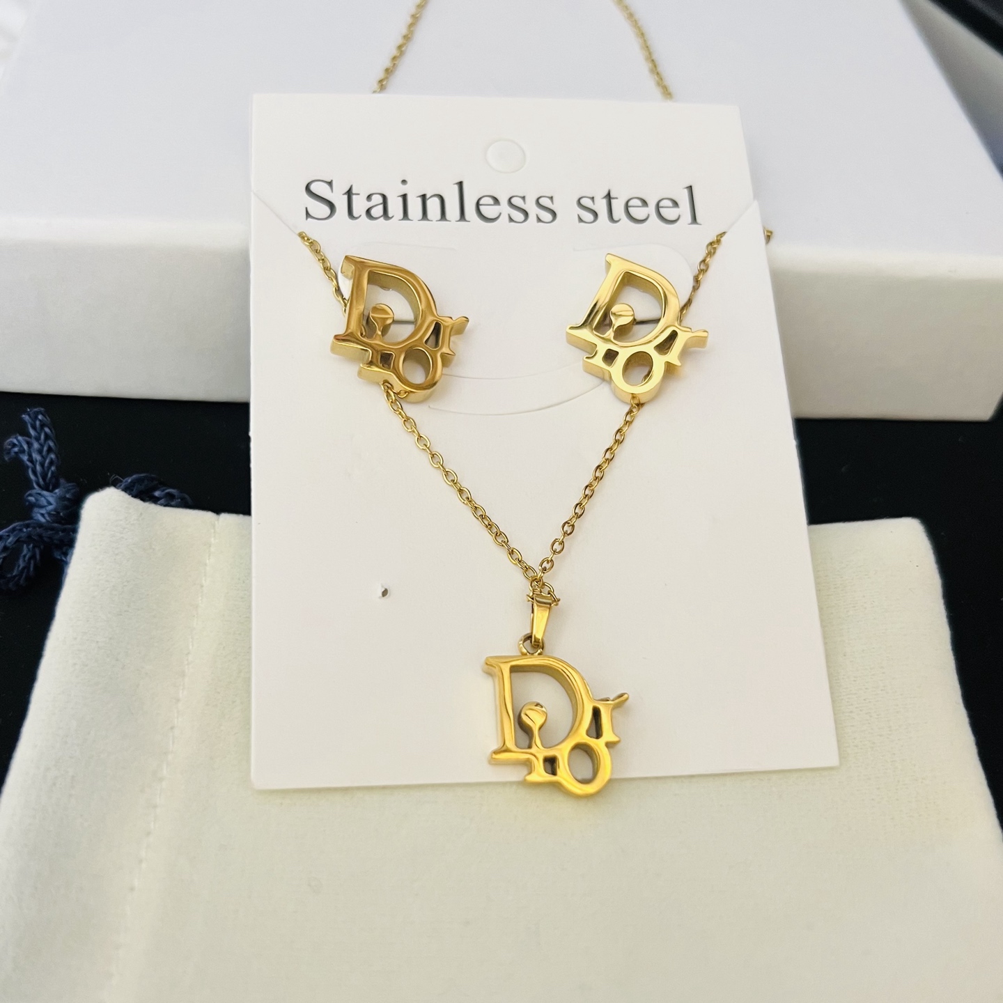 1 Set of Dior earrings and necklace