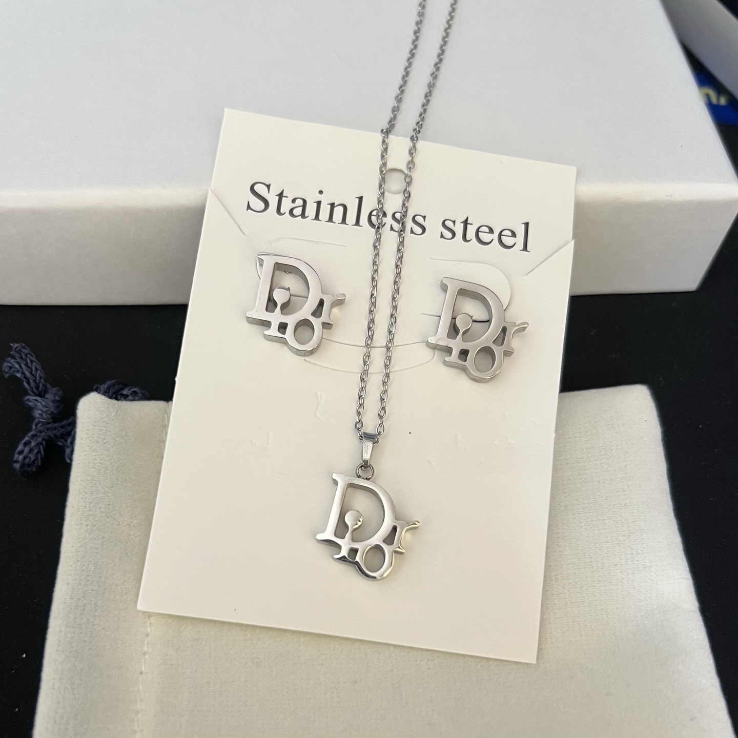 1 Set of Dior earrings and necklace