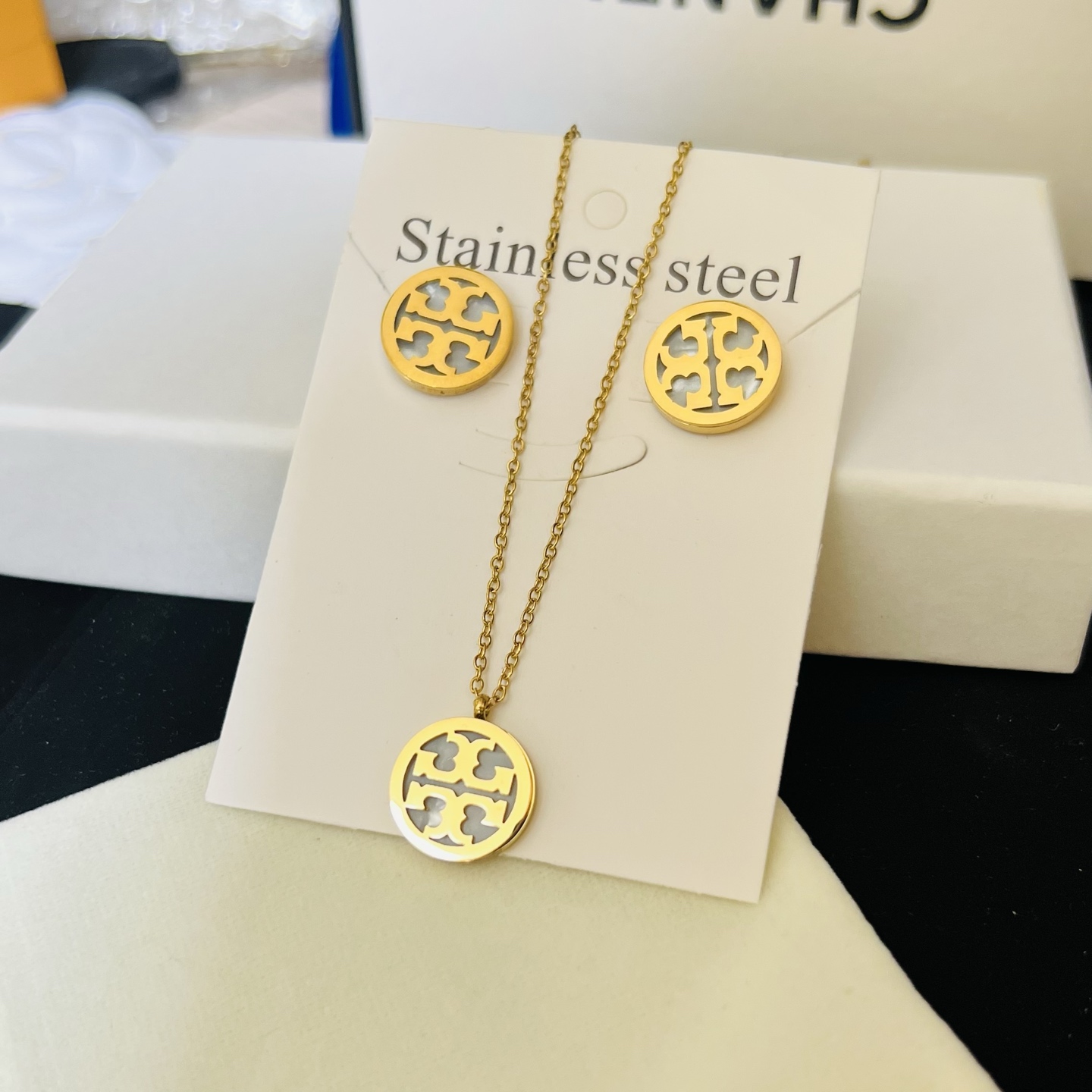 1 Set of Tory Burch Earrings and Necklace 116491