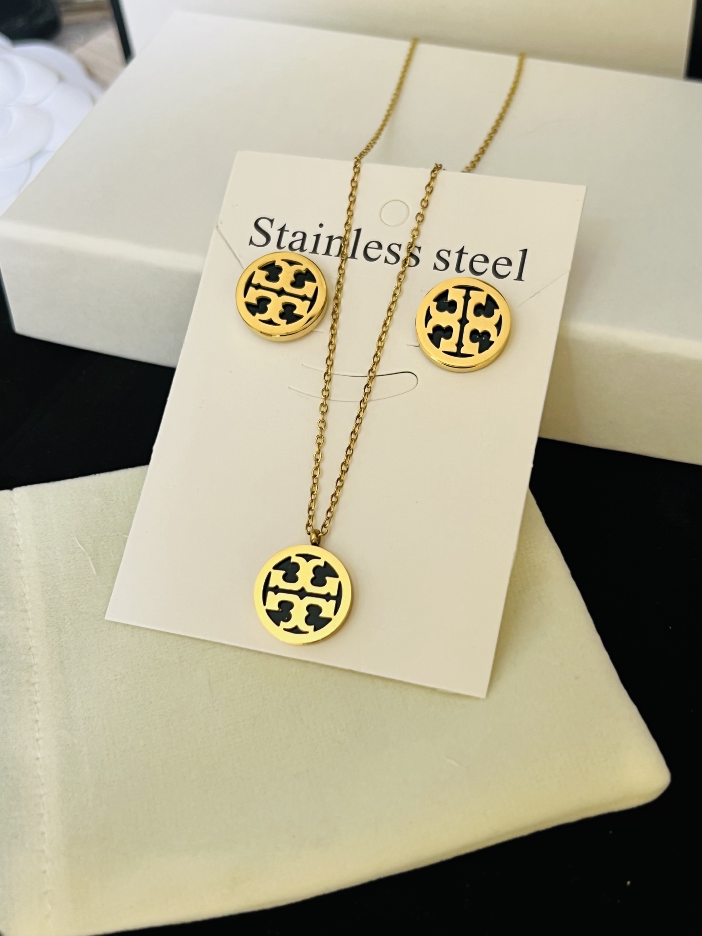 1 Set of Tory Burch Earrings and Necklace 116491