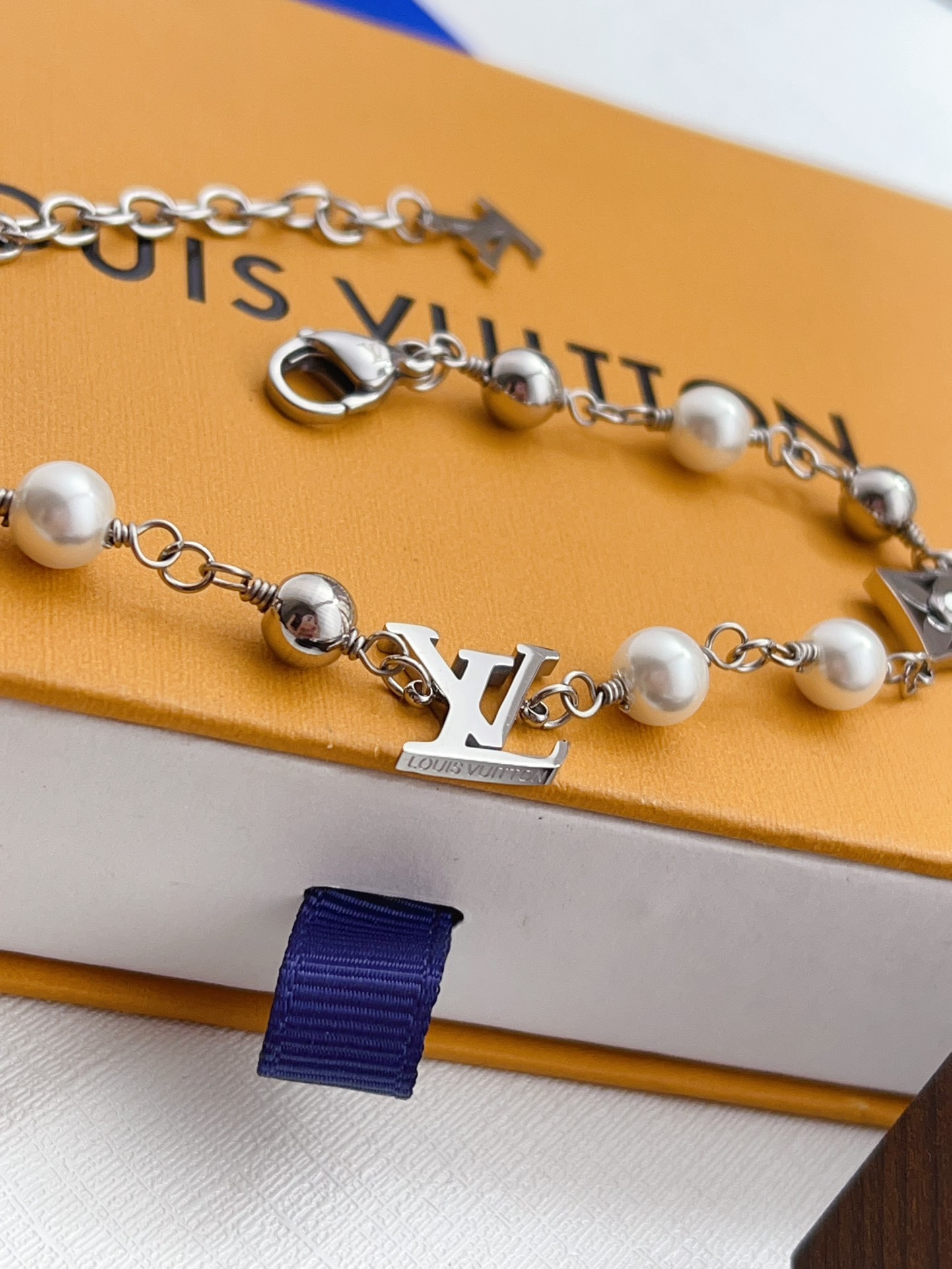 L199 LV Pearls bracelet