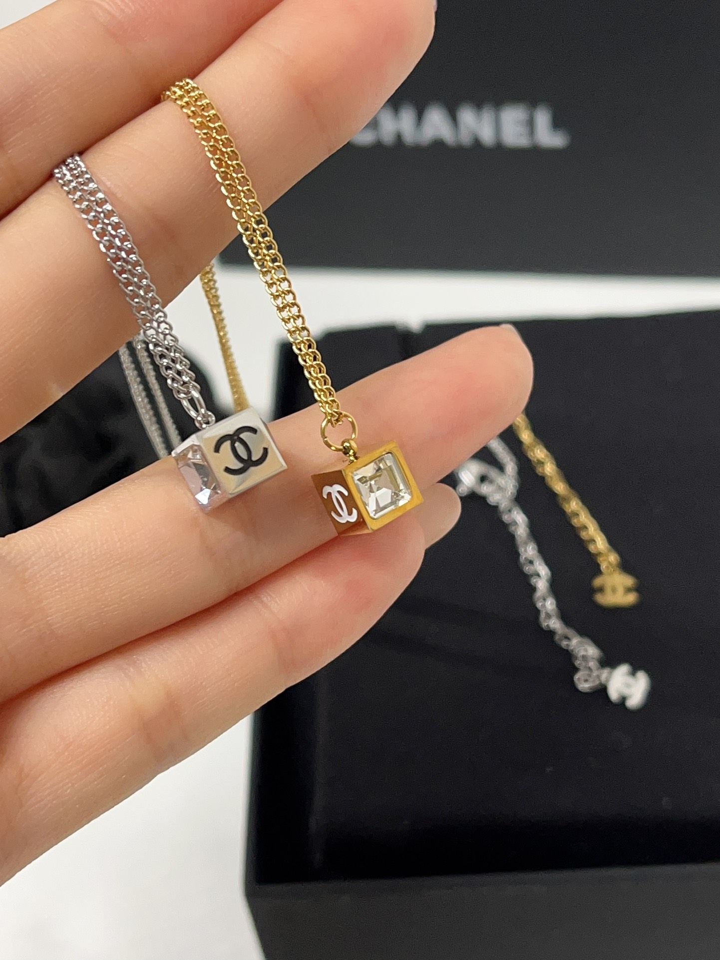 X682 Chanel square necklace